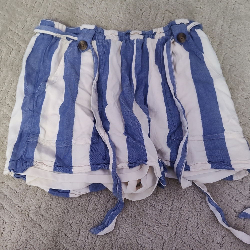 Shorts - Picture 2 of 3